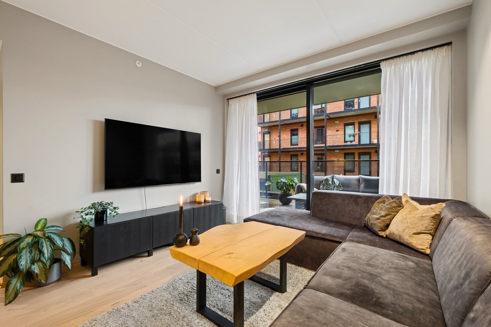 De generøse vindusflatene slipper inn godt med naturlig lys og skaper en god atmosfære i rommet. Galleribilde