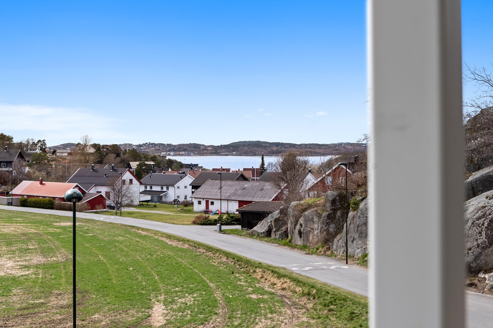 Leiligheten er beliggende med fri utsikt mot sjøen og omkringliggende omgivelser Galleribilde