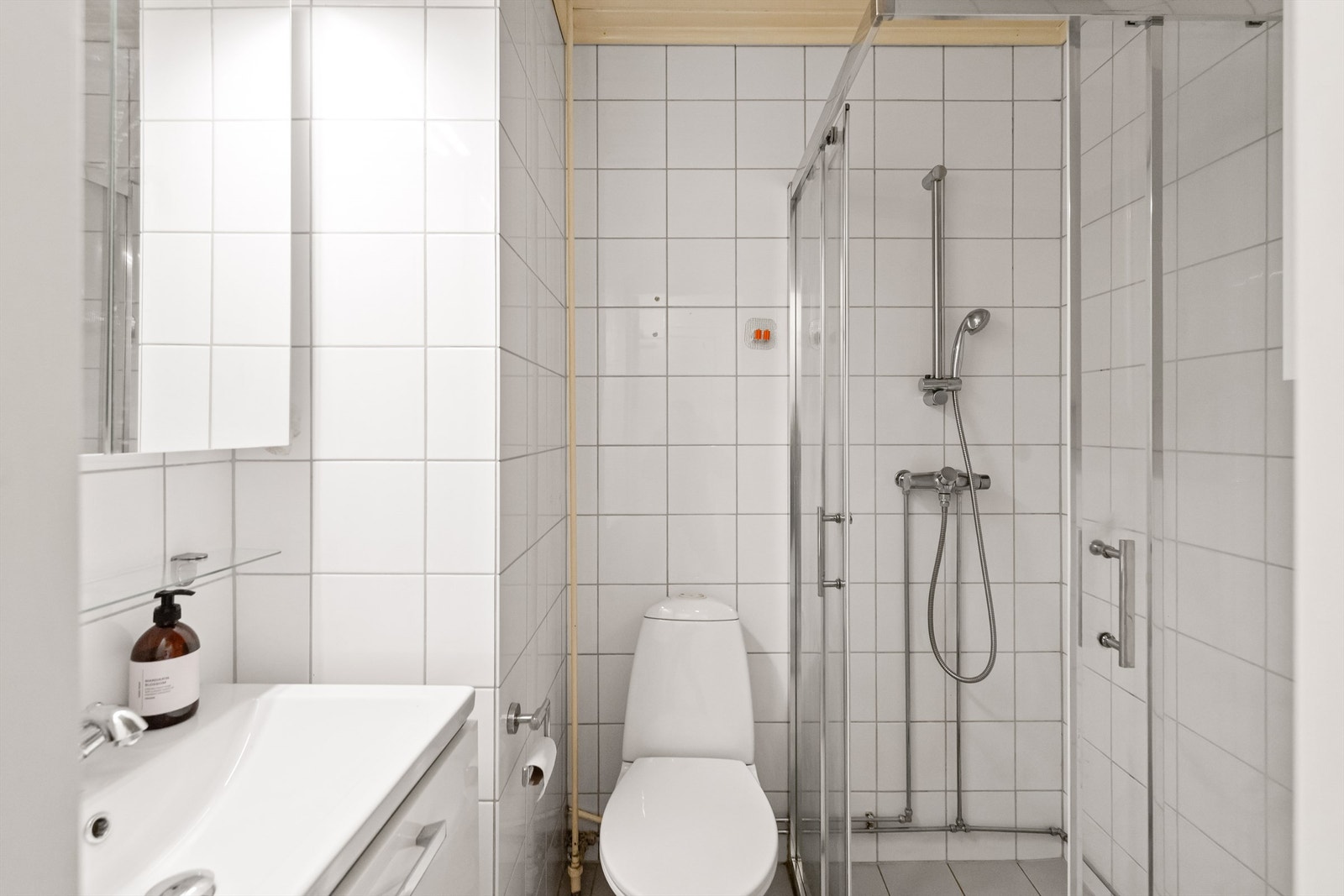 Lyst og tidløst innredet bad Galleribilde