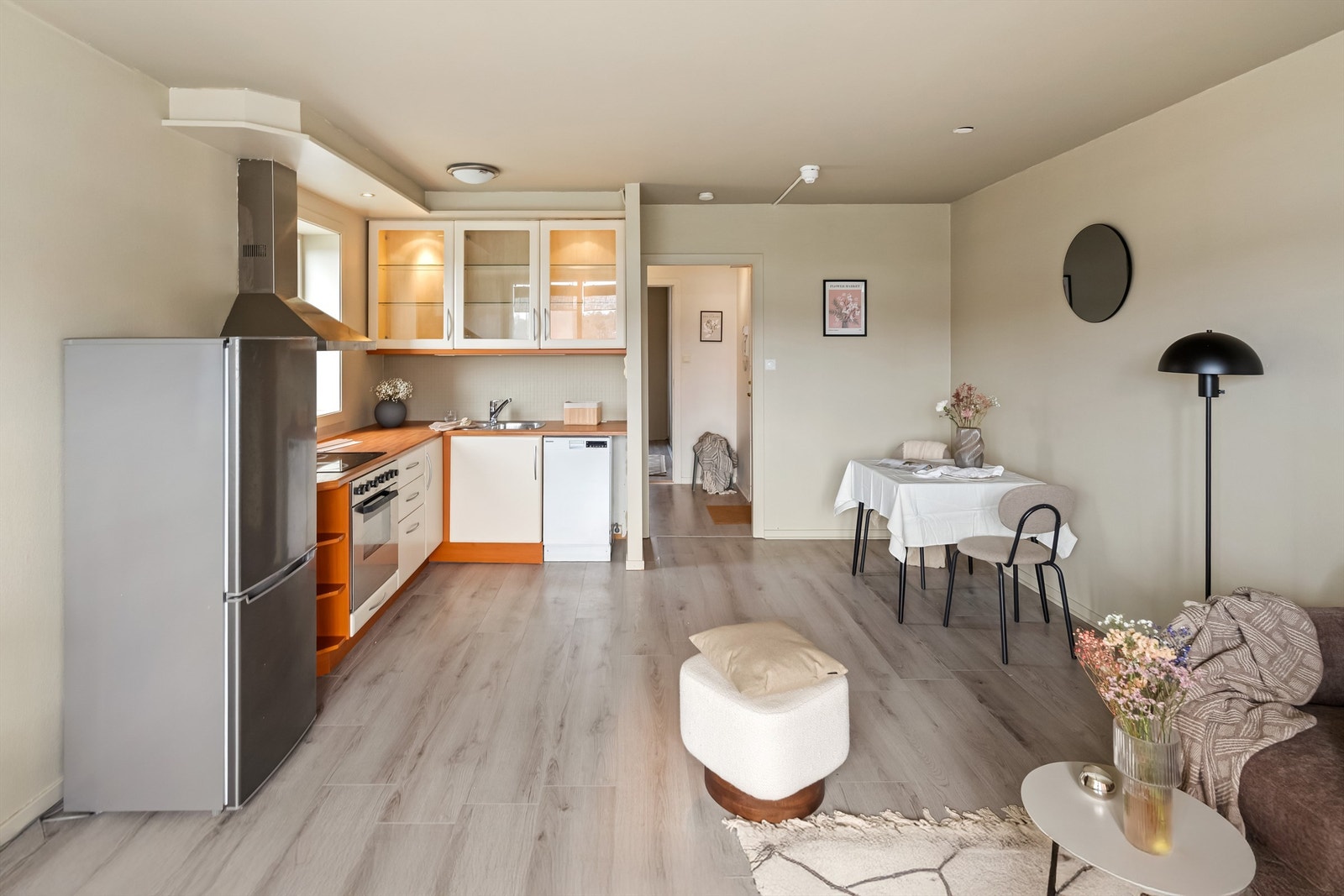 Kjøkkenet har skal i glass og slette fronter Galleribilde