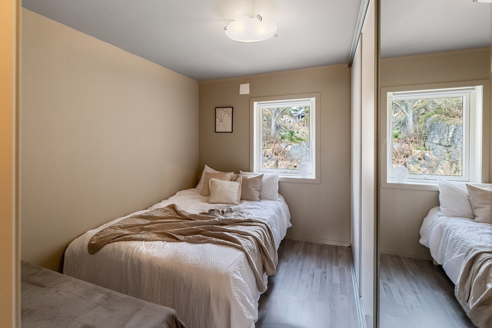 Romslig soverom med plass til stor seng Galleribilde