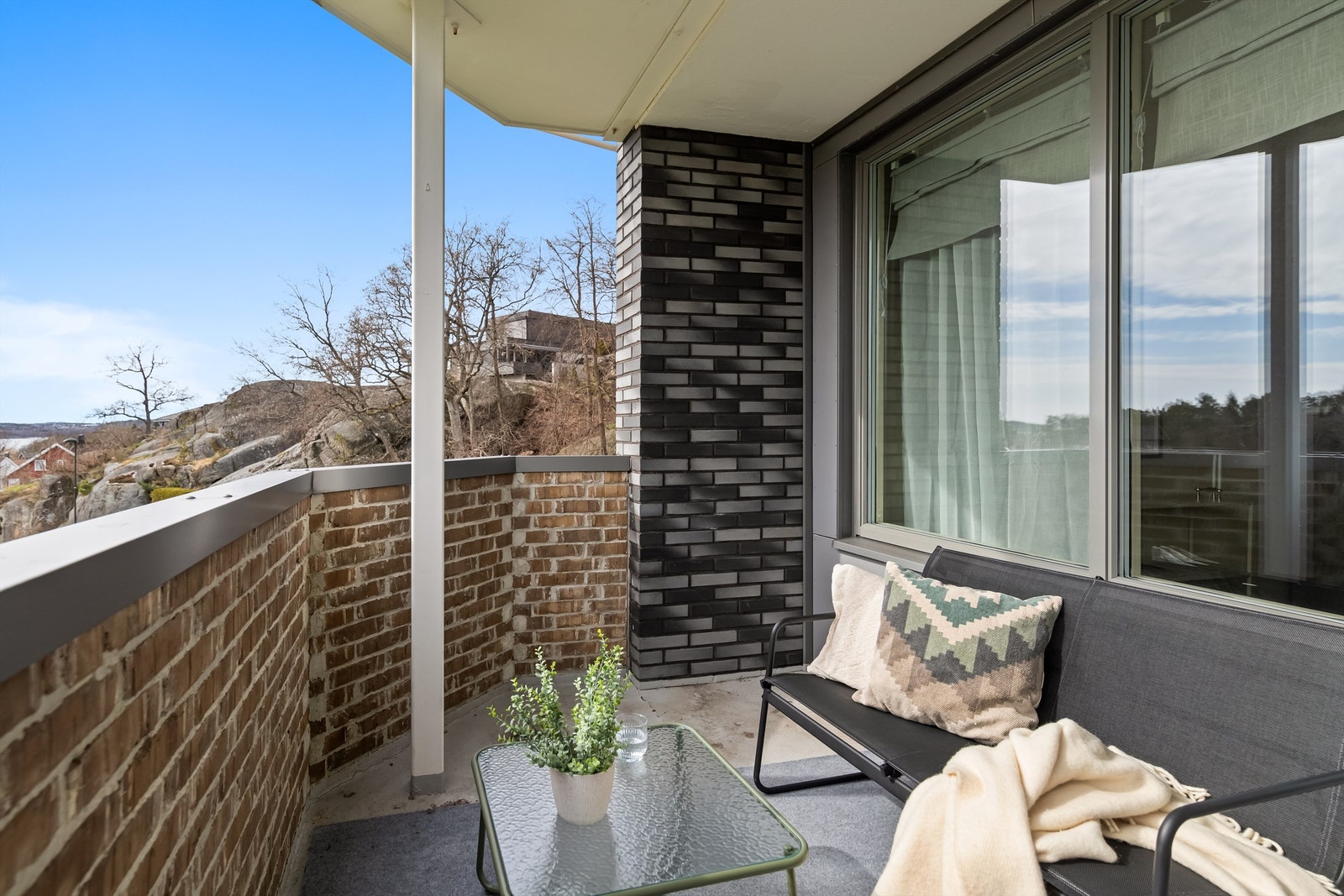 God plass til flere sittegrupper på balkongen Galleribilde