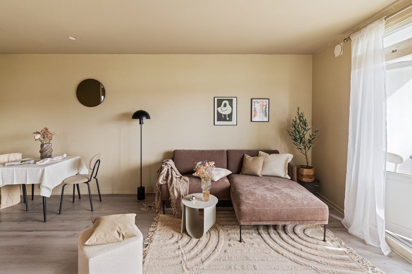 God stue/kjøkken i åpen løsning med gode møbleringsmuligheter Galleribilde