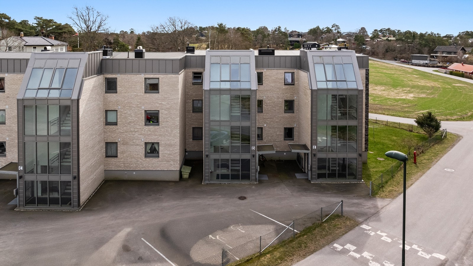 Fasade inngangsparti med heis Galleribilde