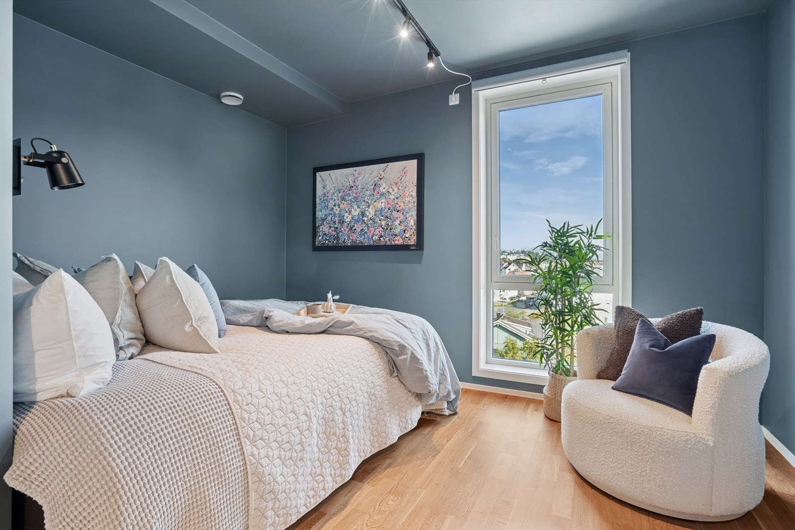 Leiligheten har tre soverom, hvor alle er nymalt i 2025. Hvor dette er hovedsoverommet. Galleribilde