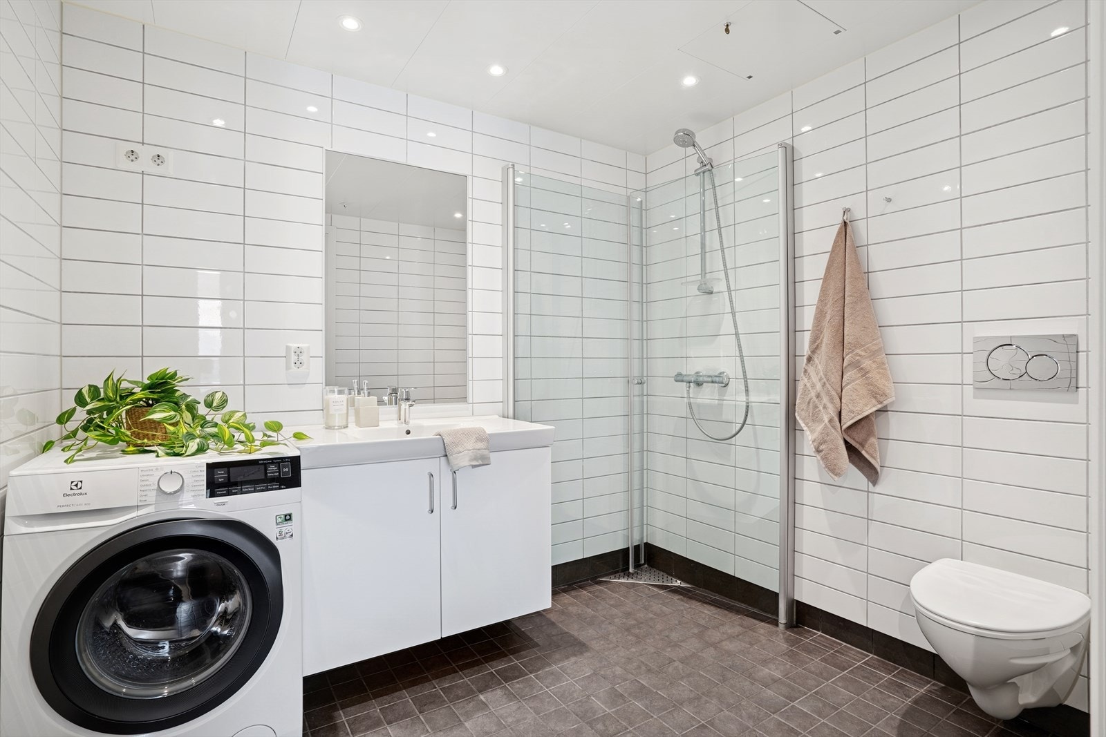 Lyst og romslig bad med varme i gulv. Galleribilde