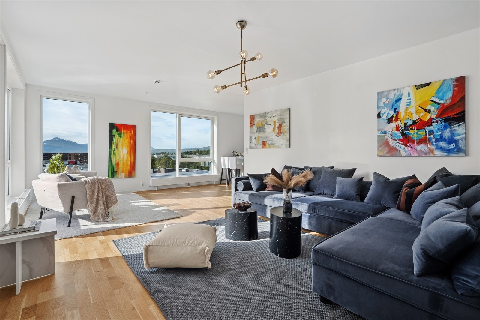 Velkommen til Strandvegen 94 - Toppleilighet med havutsikt og takterrasse på 33 kvm. Galleribilde