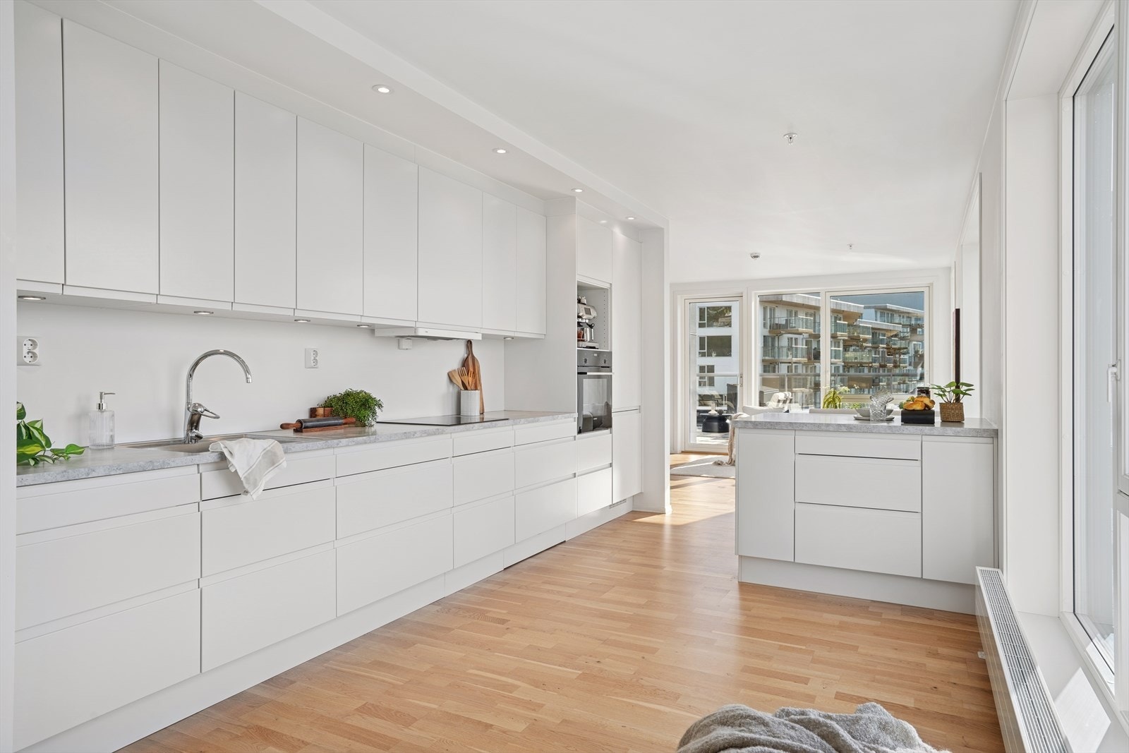 Innredet med hvitevarer som stekeovn fra Simens (2025), platetopp, oppvaskmaskin samt kjøl/frys. Galleribilde