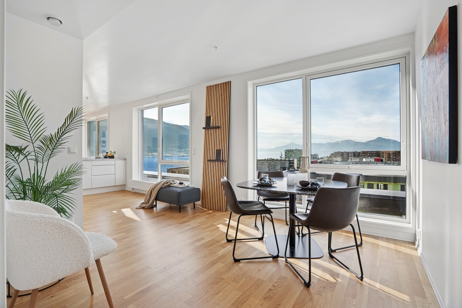 En perfekt leilighet for deg som ønsker å dekke opp til mange mennesker. God plass til et langt spisebord i tilknytning til kjøkken. Galleribilde