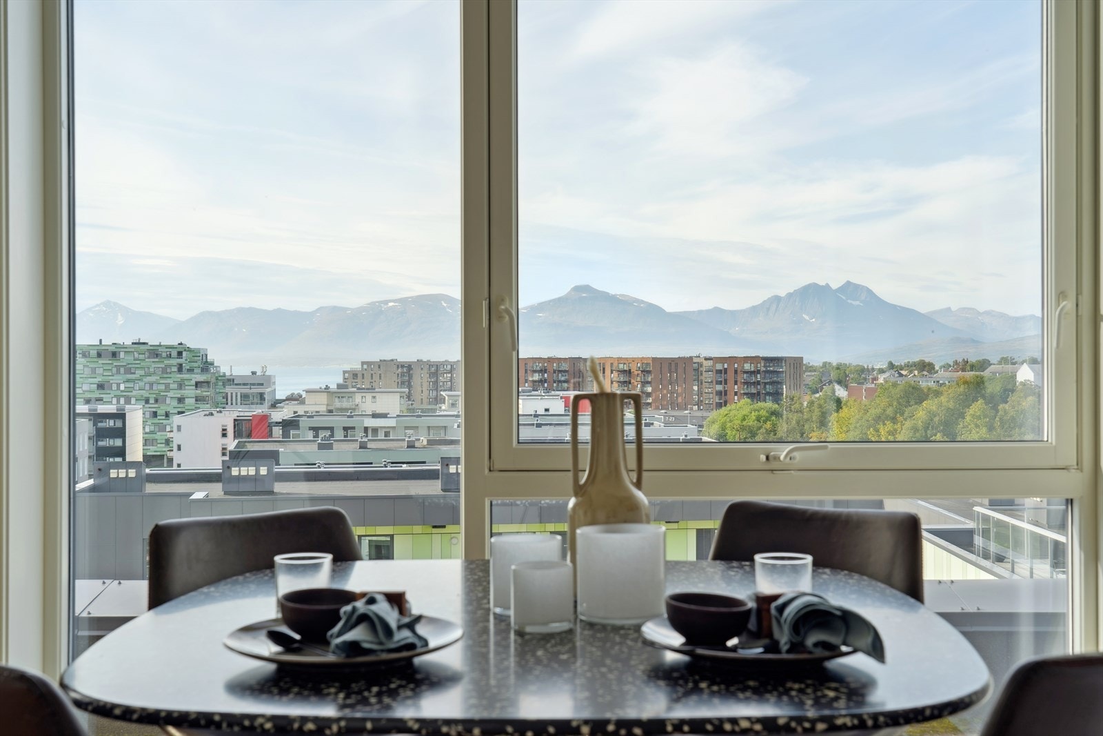 En nydelig utsikt over bebyggelsen rundt og sørover. Galleribilde