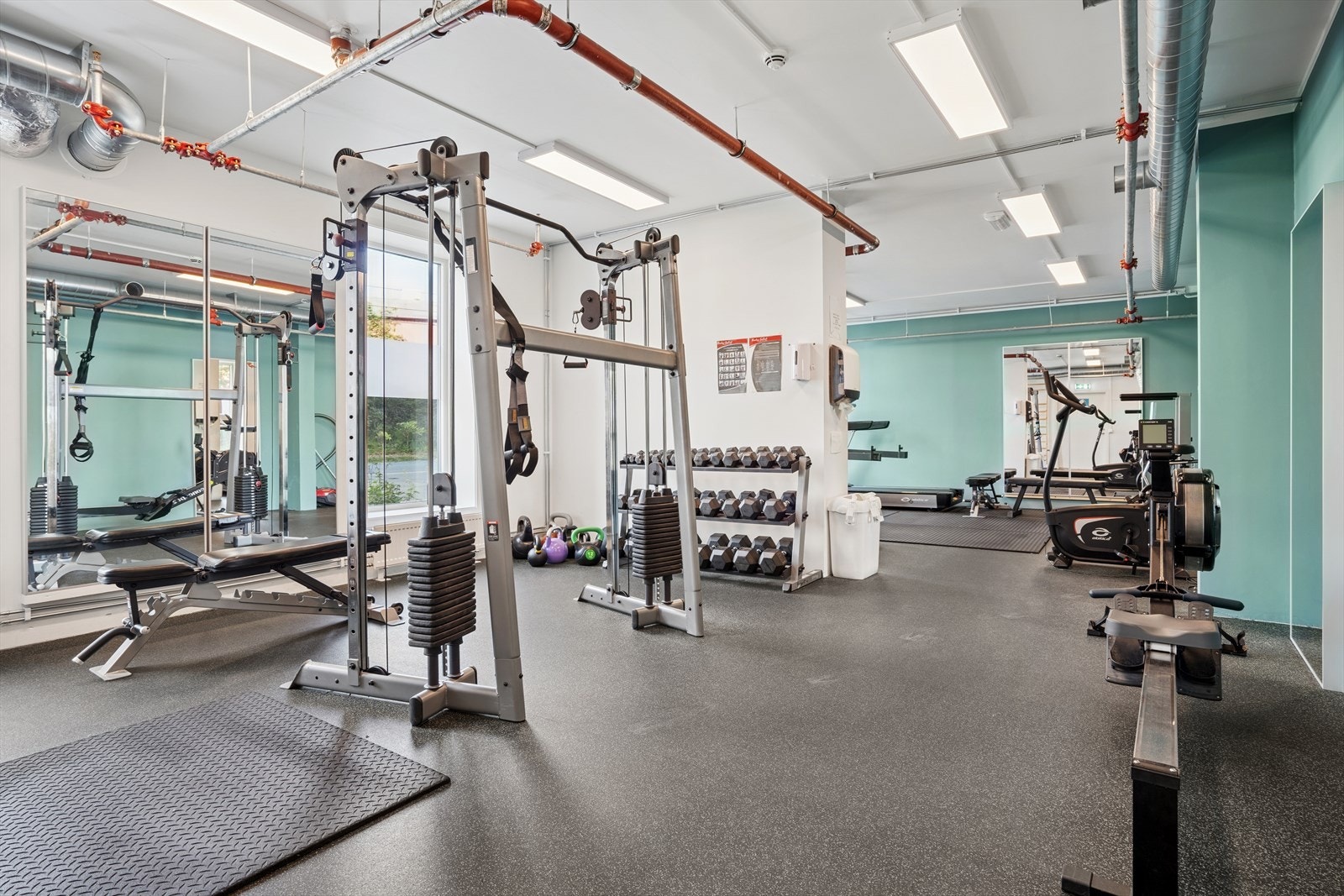 Borettslaget disponerer et godt utstyrt treningsrom som beboerne fritt kan benytte. Det er også to gjestehybler som kan leies av beboerne for kr. 300 pr. natt. Galleribilde