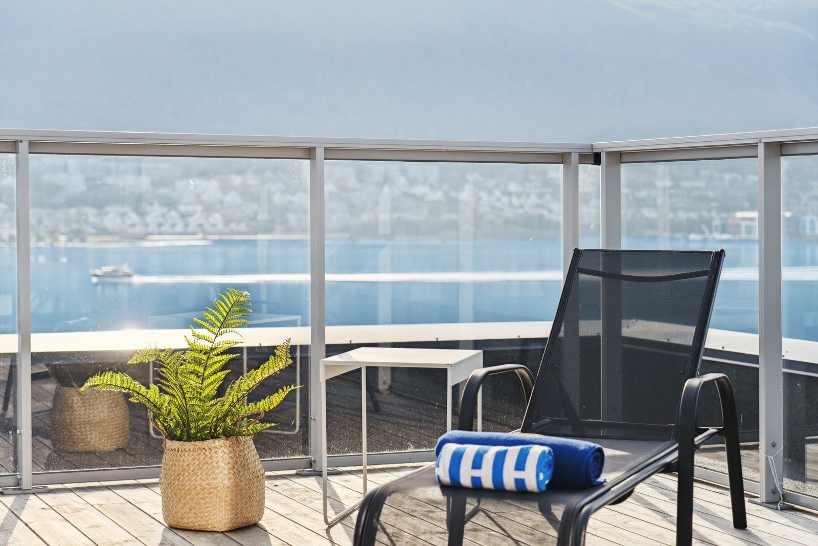 Leiligheten har en spesielt flott beliggenhet i Himmel og Hav borettslag på Strandkanten. Galleribilde