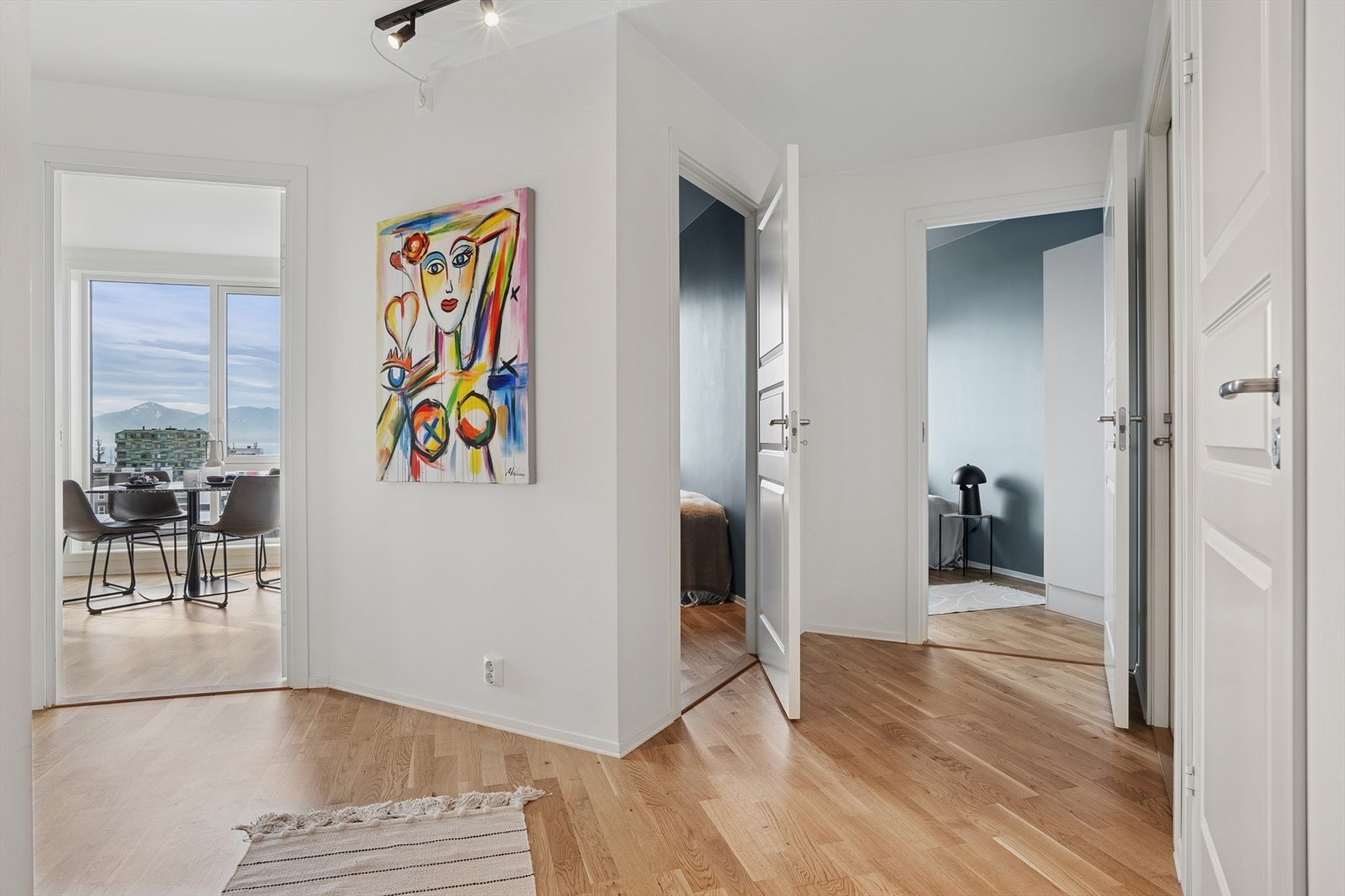 Praktisk avdeling mellom oppholdsrom og soverom/bad. Deler av gangen har varme i gulv. Galleribilde