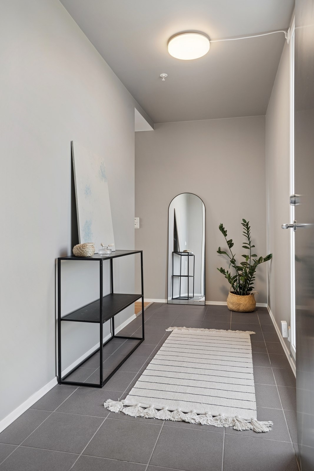 Flislagt entré med varme i gulv. Nydelig utsikt fra vindu i gang. Galleribilde