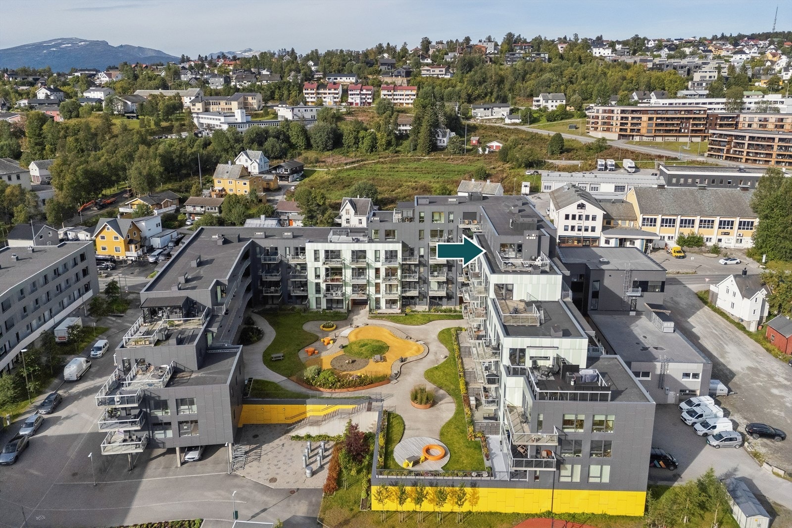 Borettslaget ligger ca. 1,5km fra Tromsø sentrum, og har nærhet til flere dagligvarekjeder, apotek og trengingssenter. Galleribilde