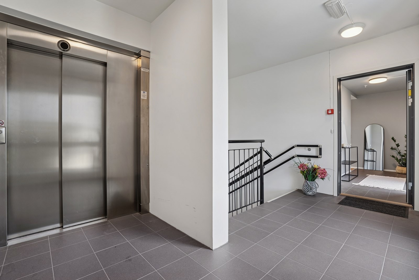 Heis fra parkeringskjeller helt opp til syvende etasje, hvor det kun er inngang til denne leiligheten. Galleribilde