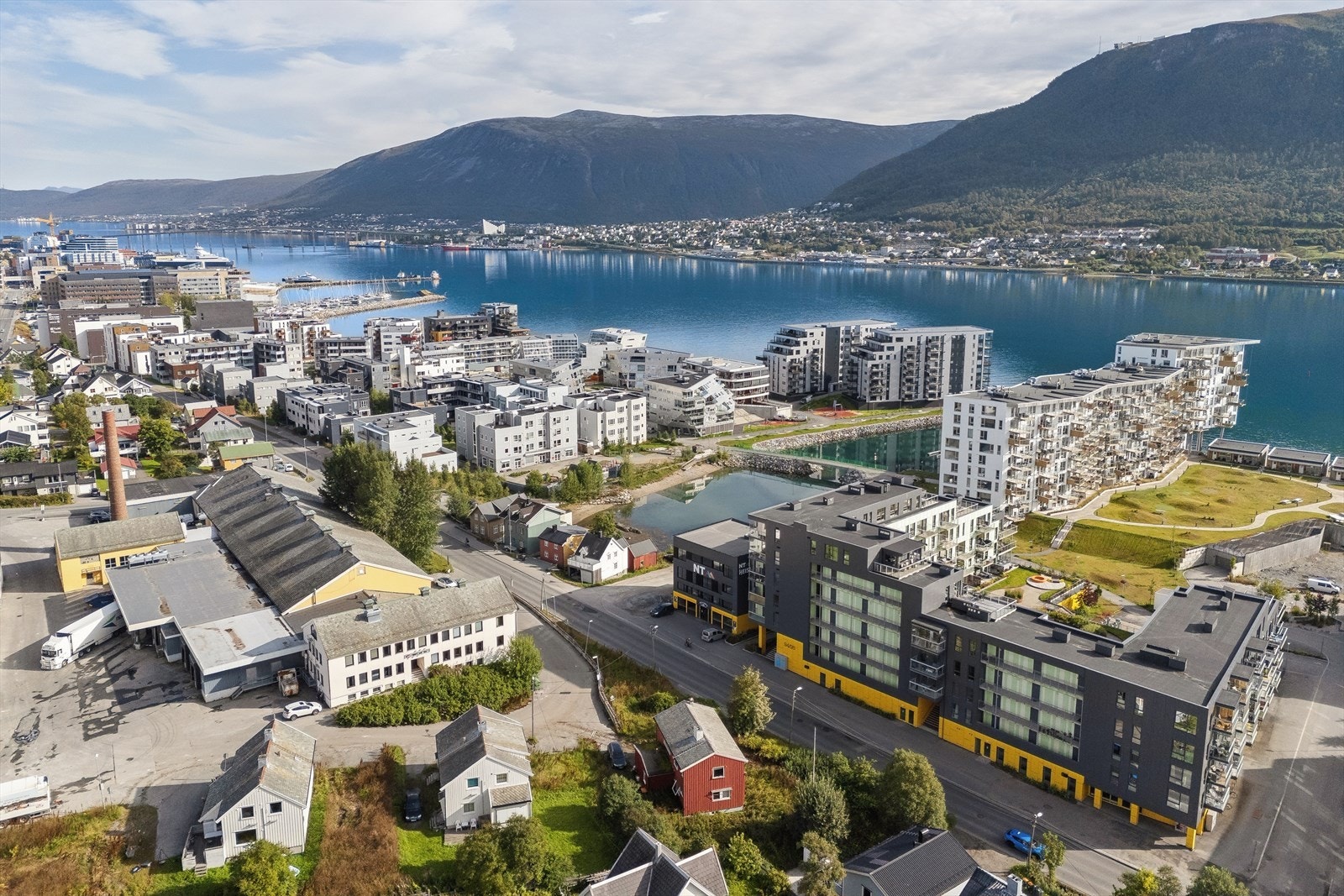 Medfølger en fast parkeringsplass, samt mulighet for å leie el-bil i borettslaget. Galleribilde