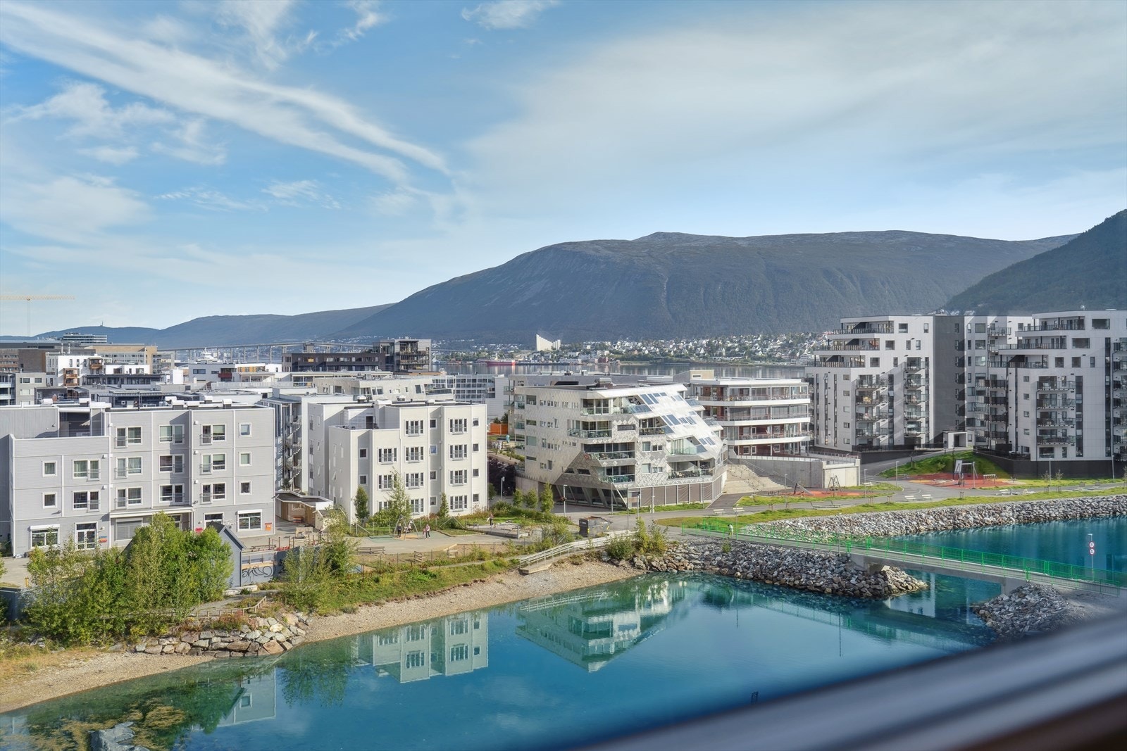 Det er en nydelig utsikt både nordover mot fastlandet og sentrum, møt øst innseilingen og mot Sør-Tromsøya mot fjellene i Balsfjord. Galleribilde