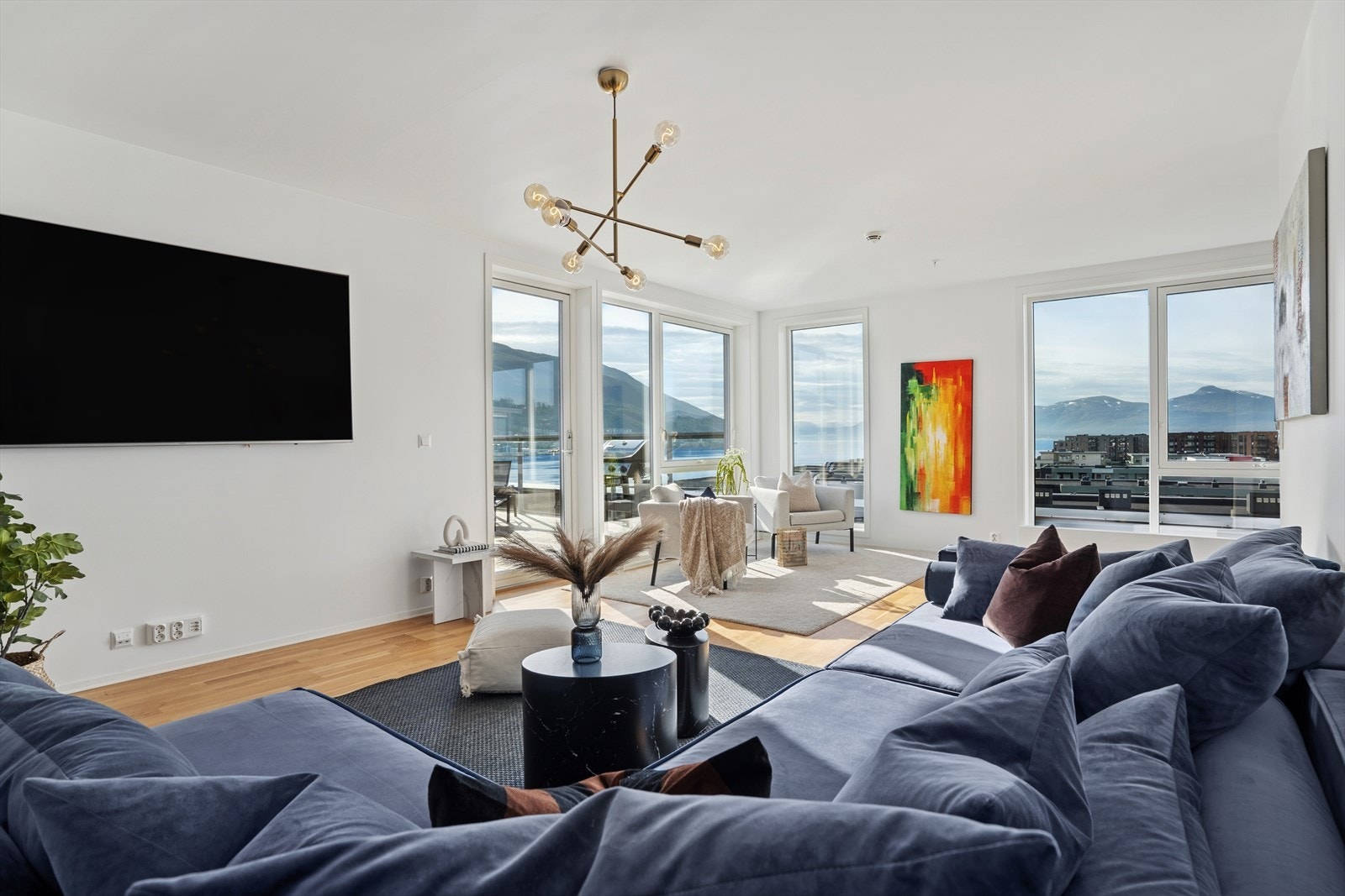 Romslig stue med god plass til en stor sofa og lenestoler. Galleribilde