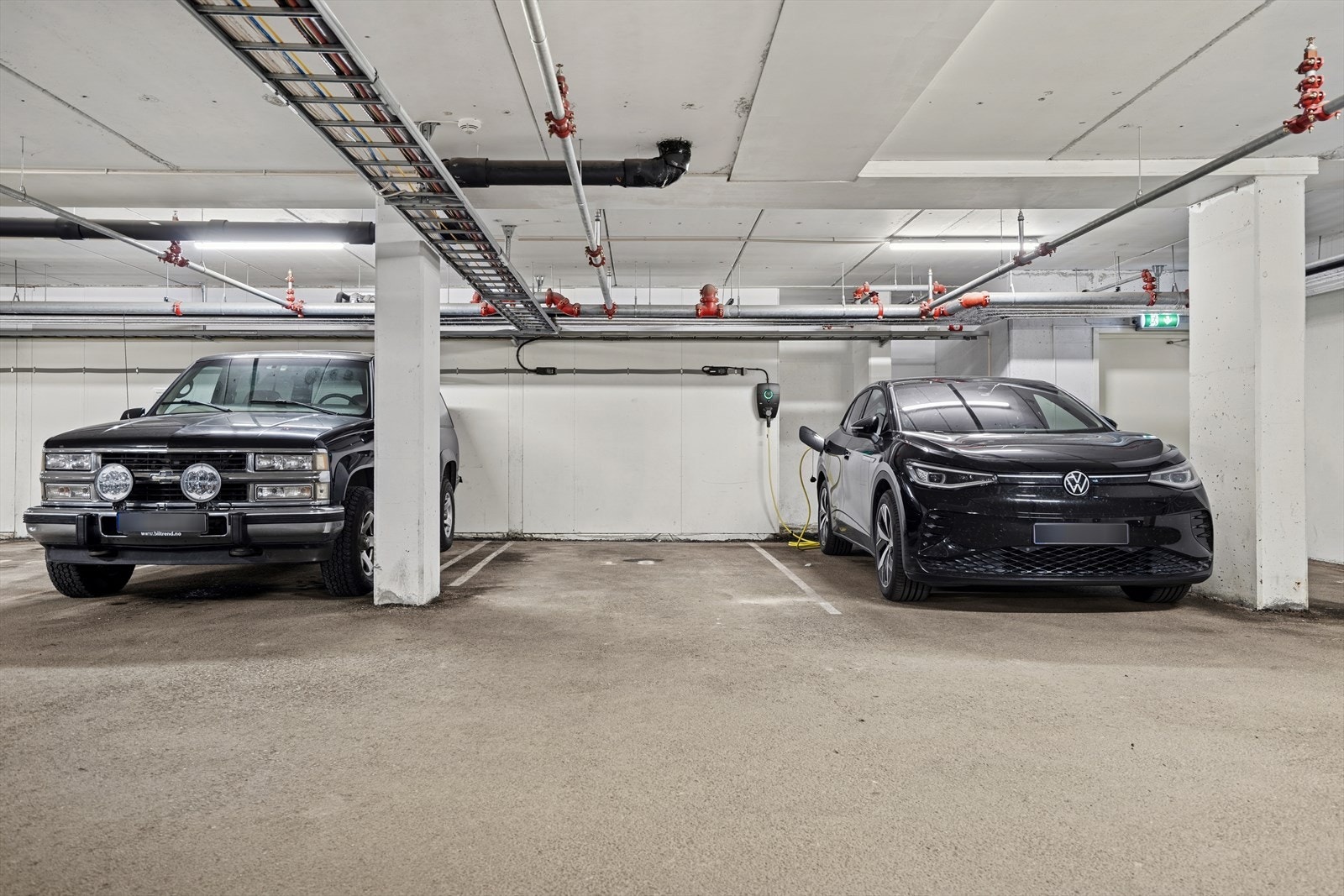 Medfølger fast parkeringsplass like ved dør til felles gang, trapp/heis opp til syvende etasje. Opplagt strøm, klar for tilkobling av lader. Galleribilde