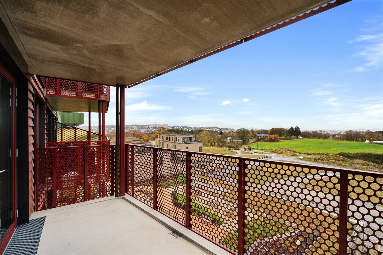 Balkongen er ca. 10 kvm. Her sitter du lunt til, og har gode solforhold da den er vendt mot sør. Galleribilde