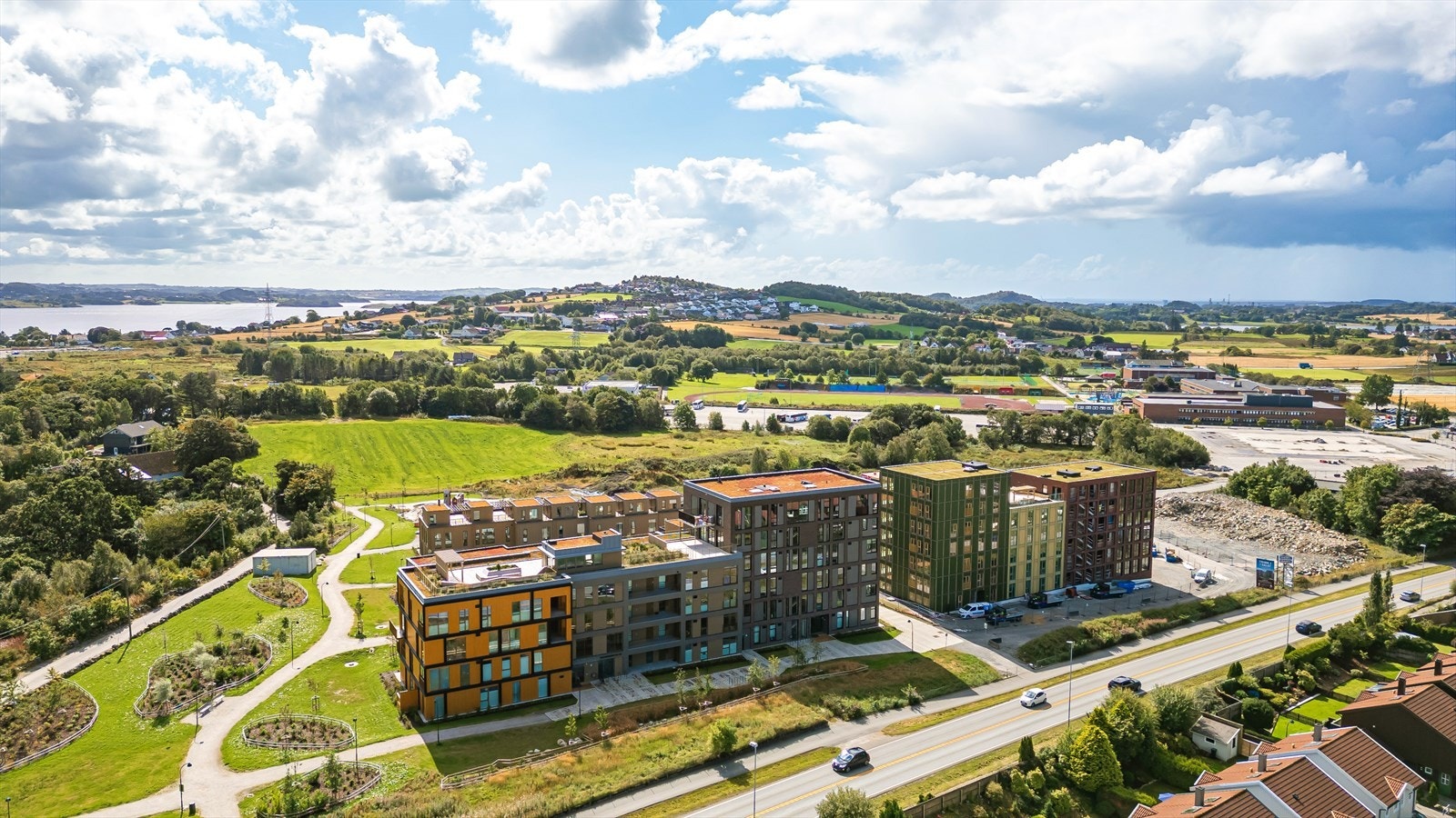 Innflytningsklare nye leiligheter med tilgang til selskapslokale, hybel, bilvaskehall, treningsrom og takterrasse. Galleribilde
