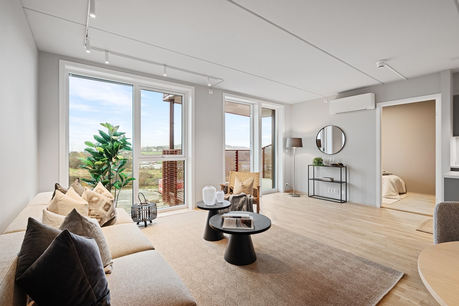 Vannbåren varme med viftekonvektor på vegg i stue/kjøkken og varmekabler på begge bad. Galleribilde