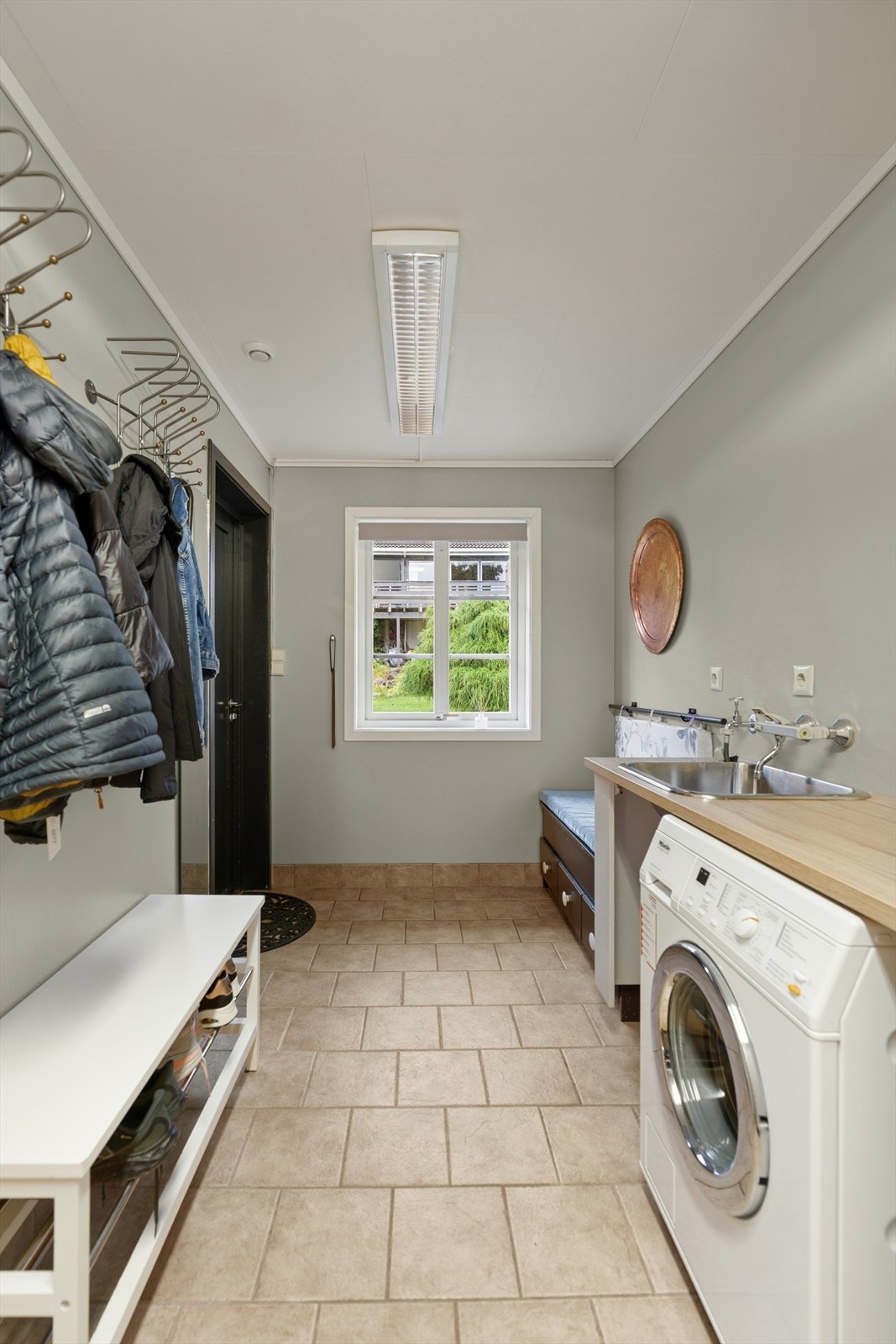 Vaskerommet ligger praktisk til i første etasje, og med sin egen inngang fungerer det også utmerket som en bi-inngang. Galleribilde