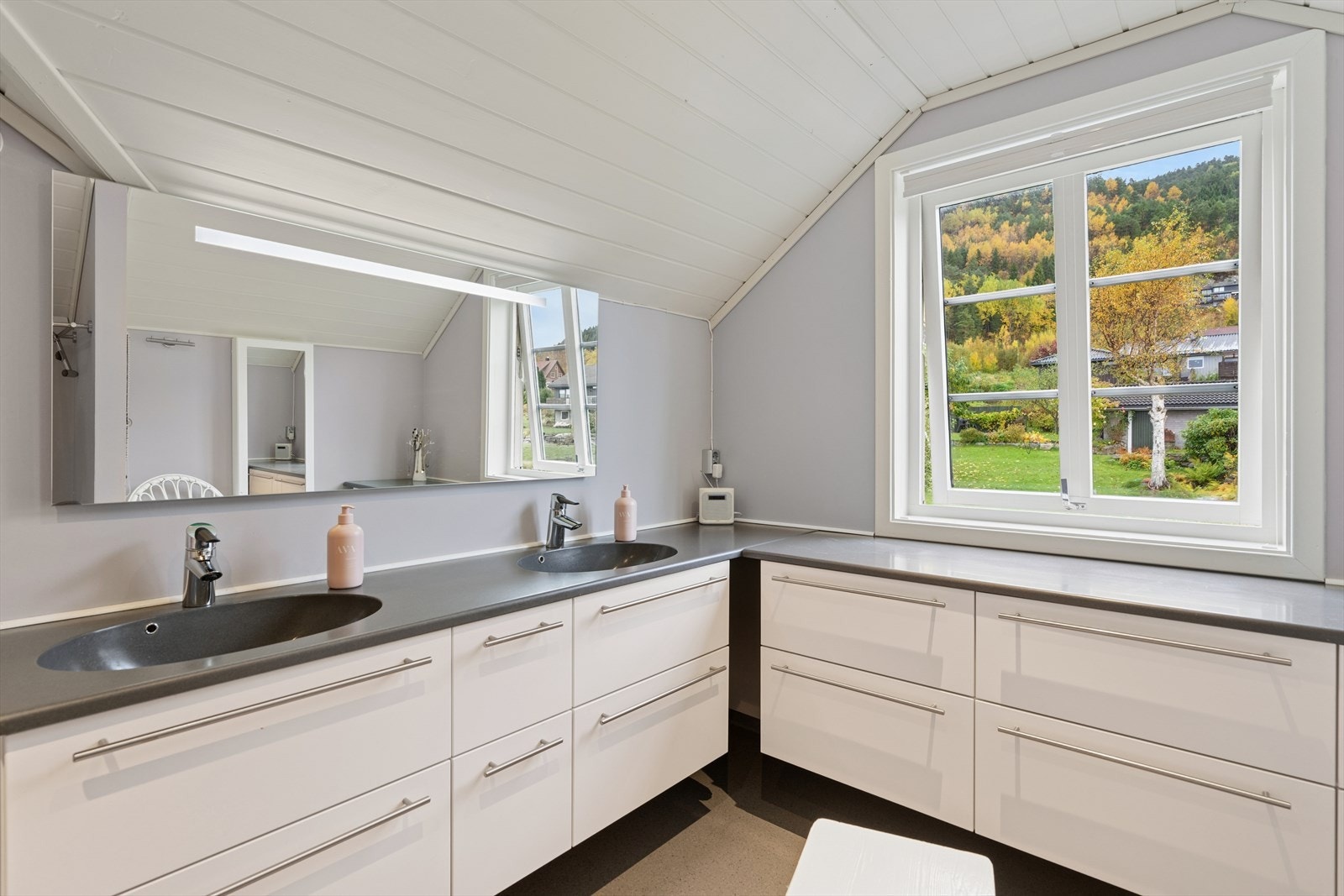 Innredningen består av baderomsinnredning med heldekkende plate med to servanter, vegghengt toalett og bidé. Galleribilde