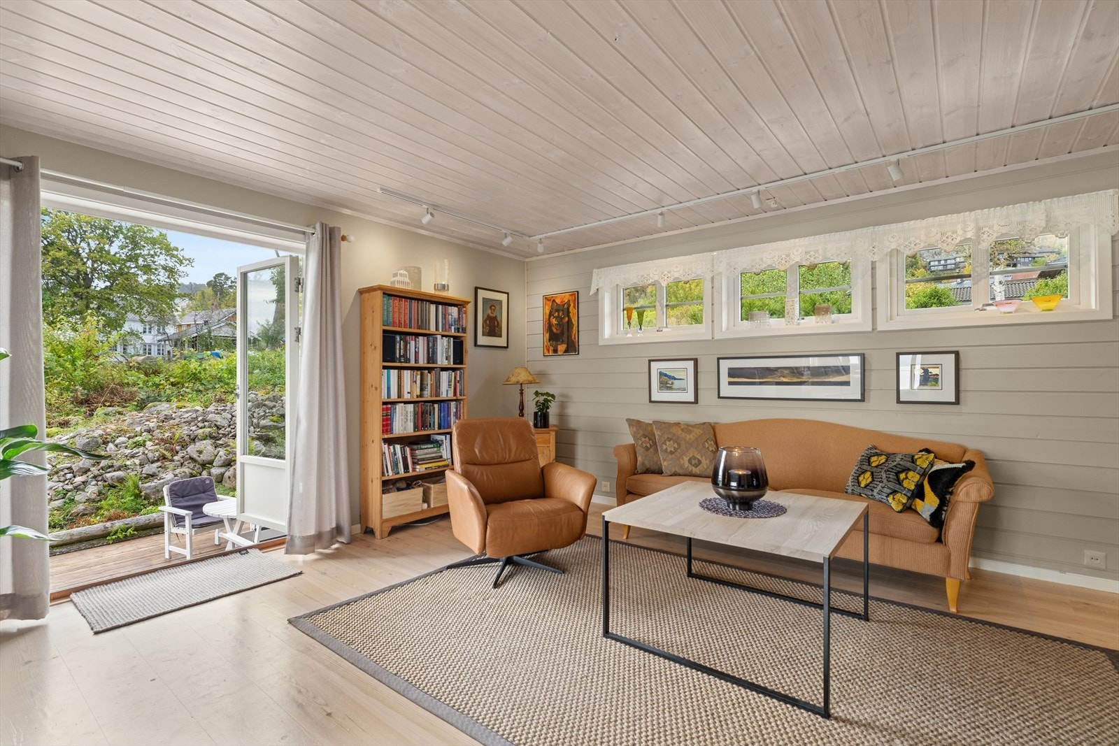 Fra stuen er det utgang til boligen uteområde. Galleribilde