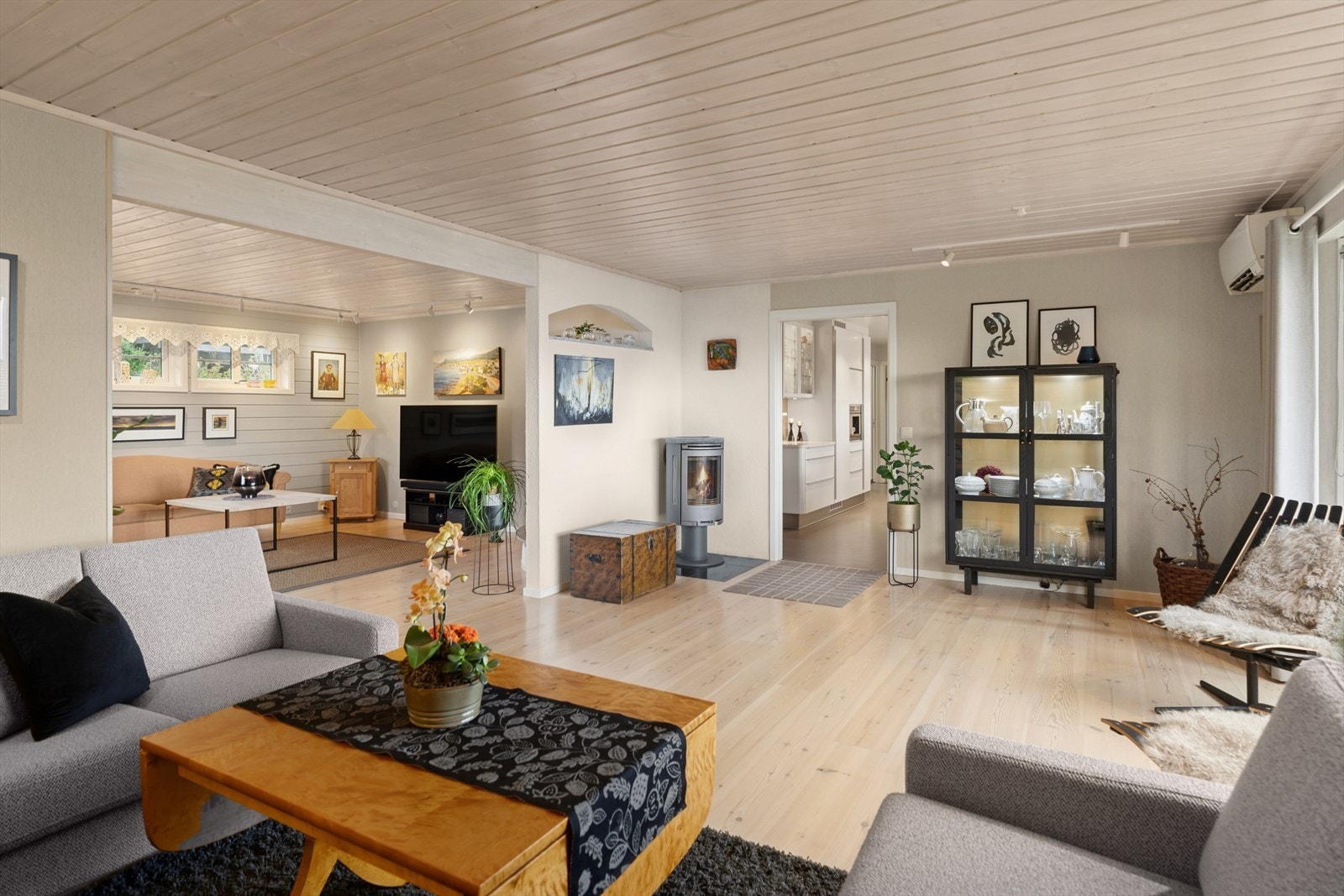 Det er parkett på gulvet i stuen. Galleribilde