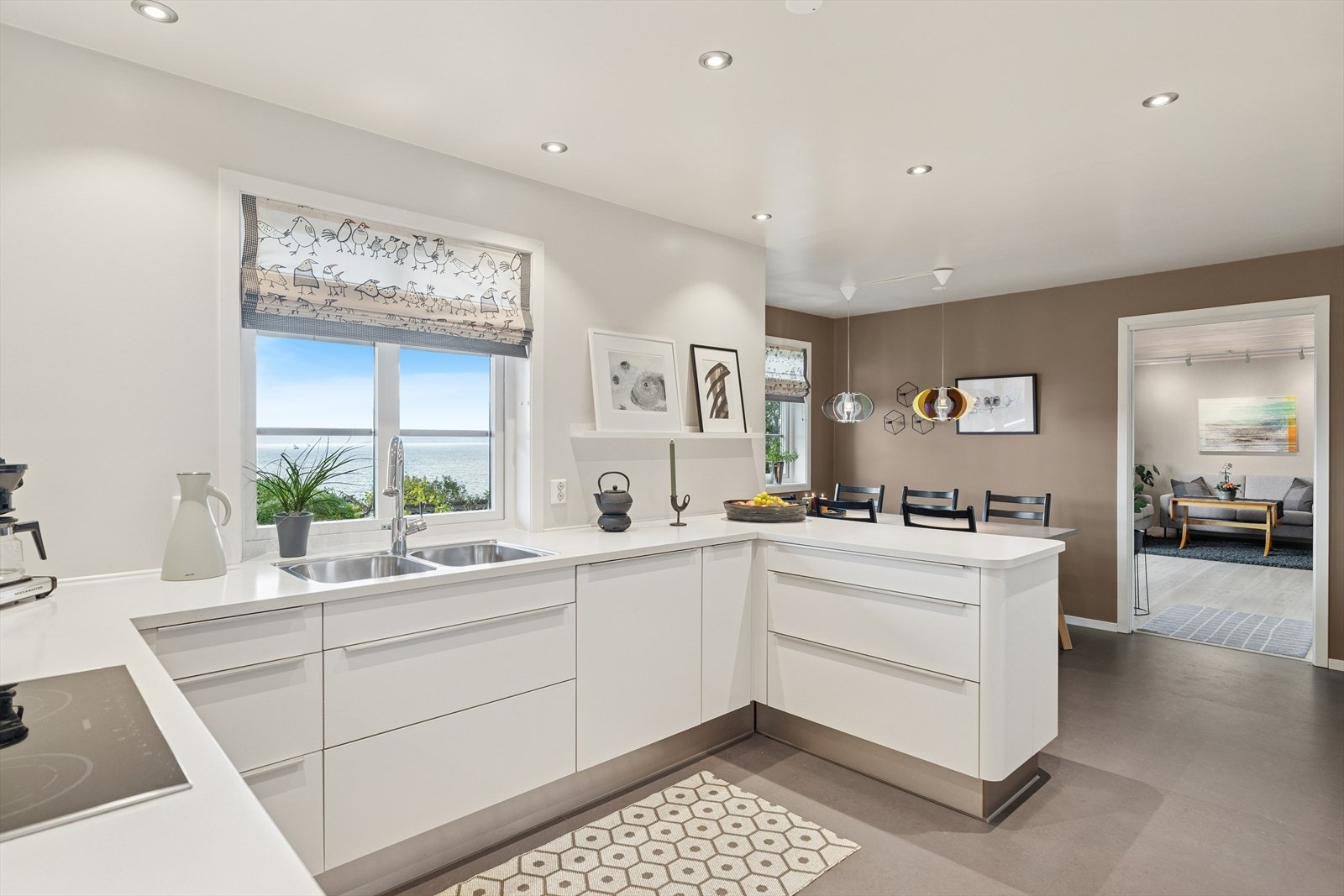 Kjøkkenet har både over- og underskap, samt rikelig med benkeplass. Galleribilde