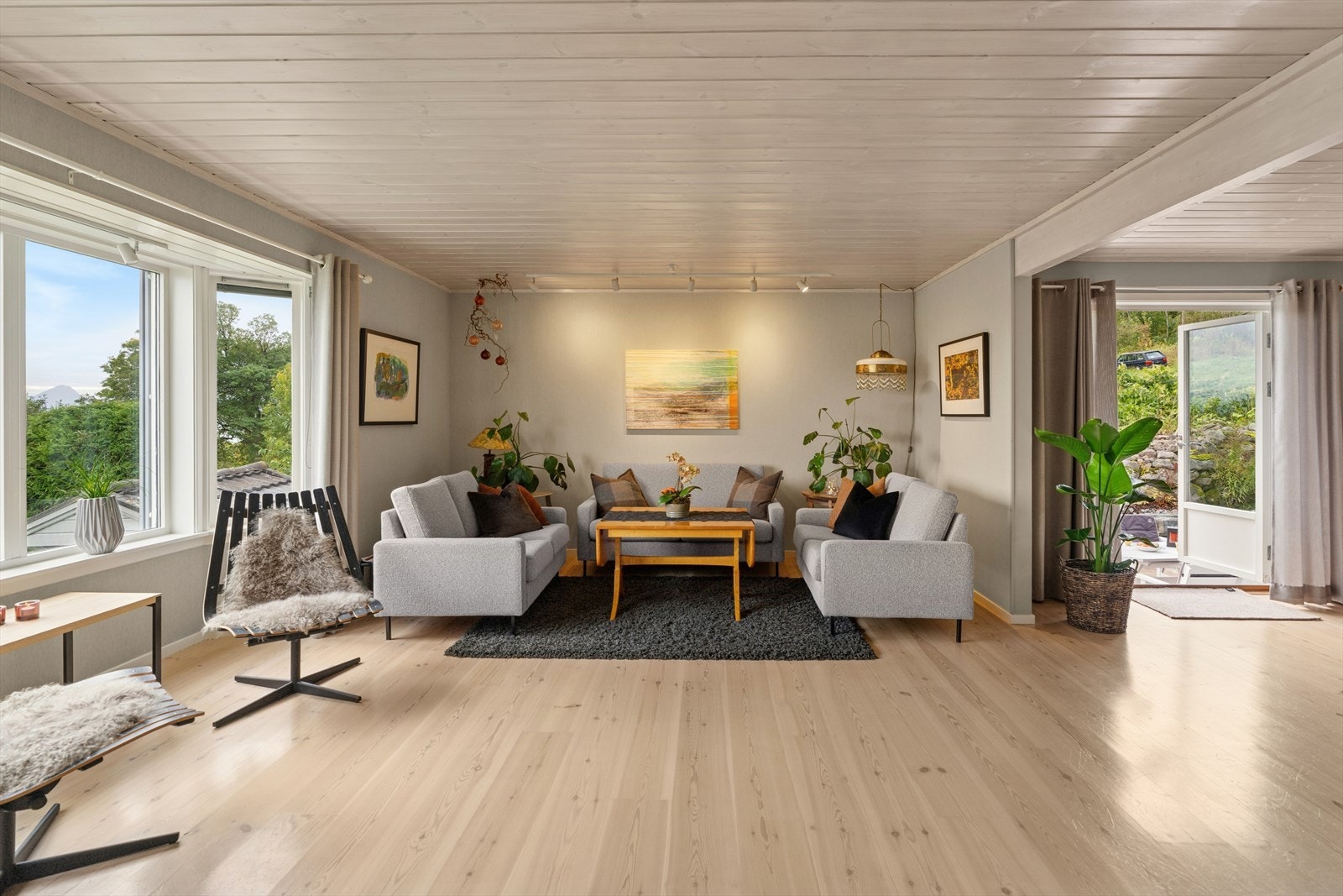 Stuen på hovedplan er av god størrelse og kan innredes i ulike soner. Galleribilde