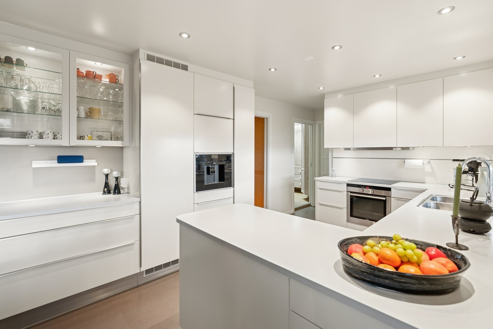 Kjøkkeninnredningen består av lyse, glatte fronter og benkeplate av laminat. Galleribilde