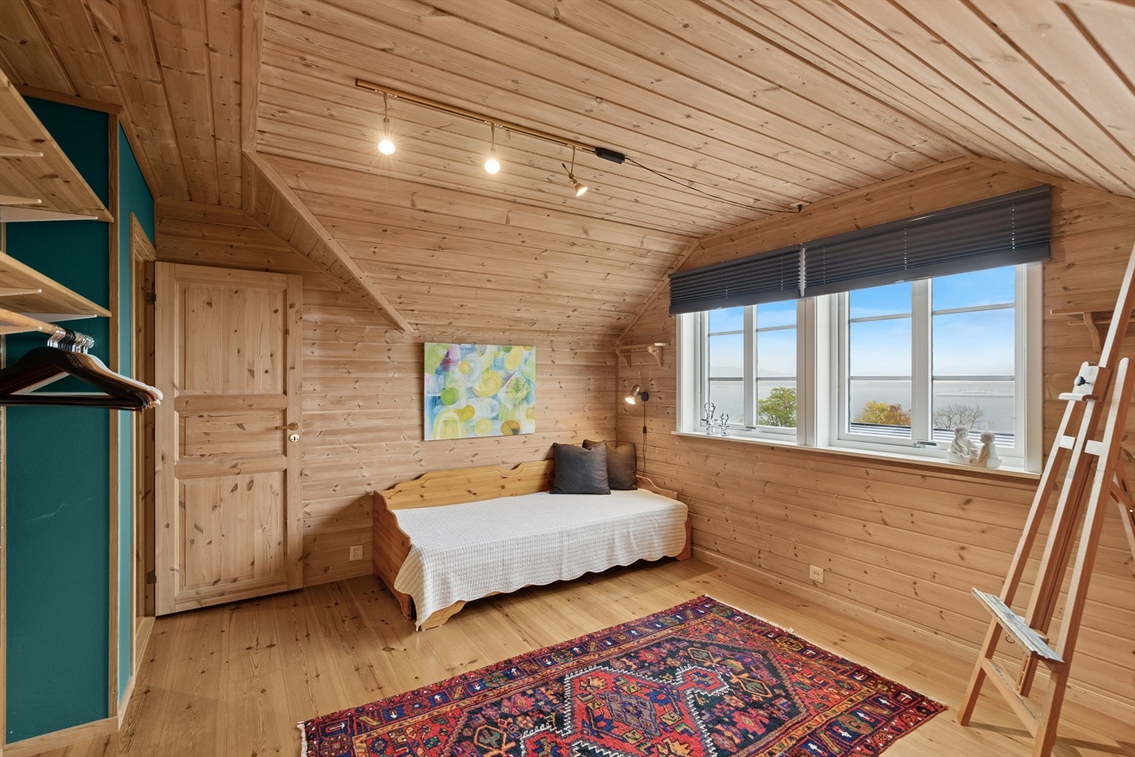 I andre etasje finnes en praktisk loftstue, som kan tilpasses ulike behov. Galleribilde