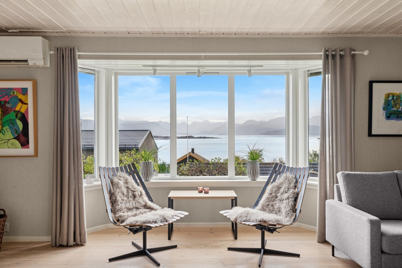 Fra stuen kan det nytes fin utsikt mot Moldefjorden. Galleribilde