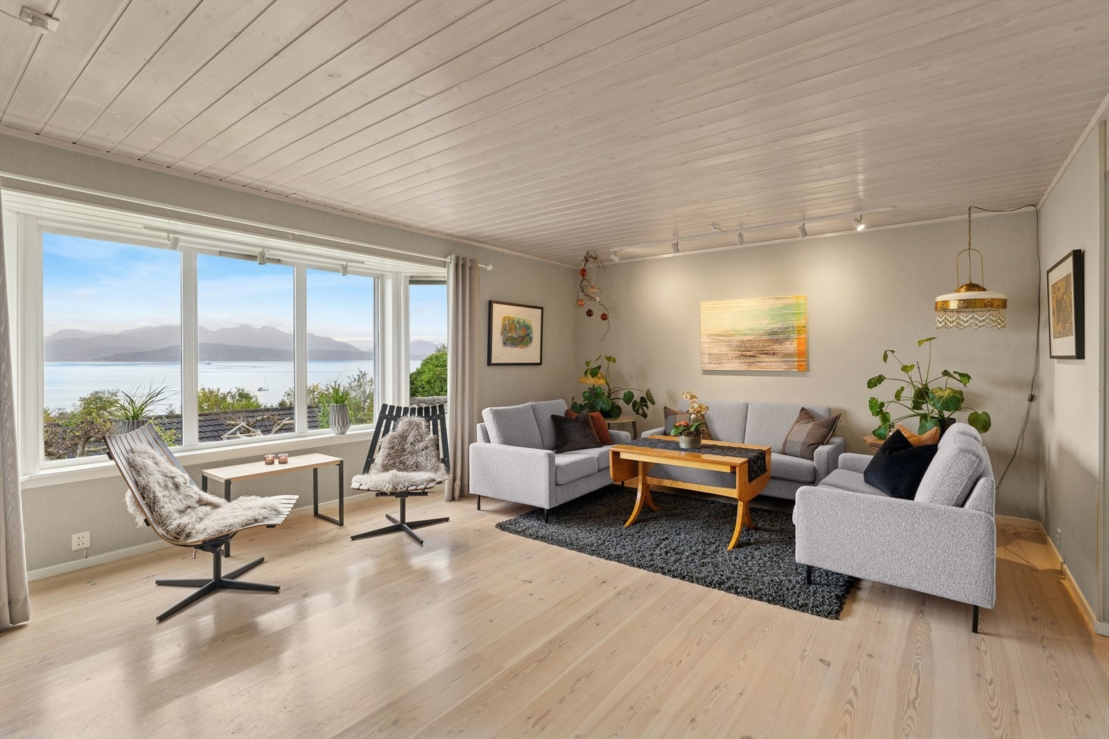 Enebolig fra 1986 over tre plan. Galleribilde