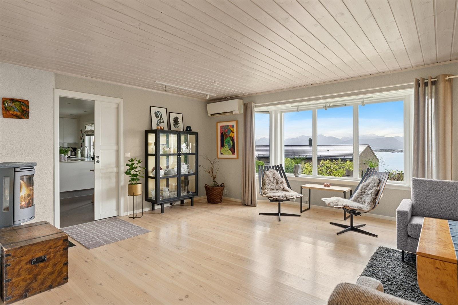 Det er i stuen installert både peisovn og varmepumpe. Galleribilde