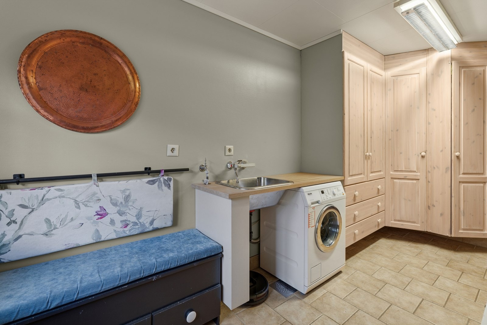 Vaskerommet består av nedfelt vask i benkeplate av laminat og opplegg for vaskemaskin. Galleribilde