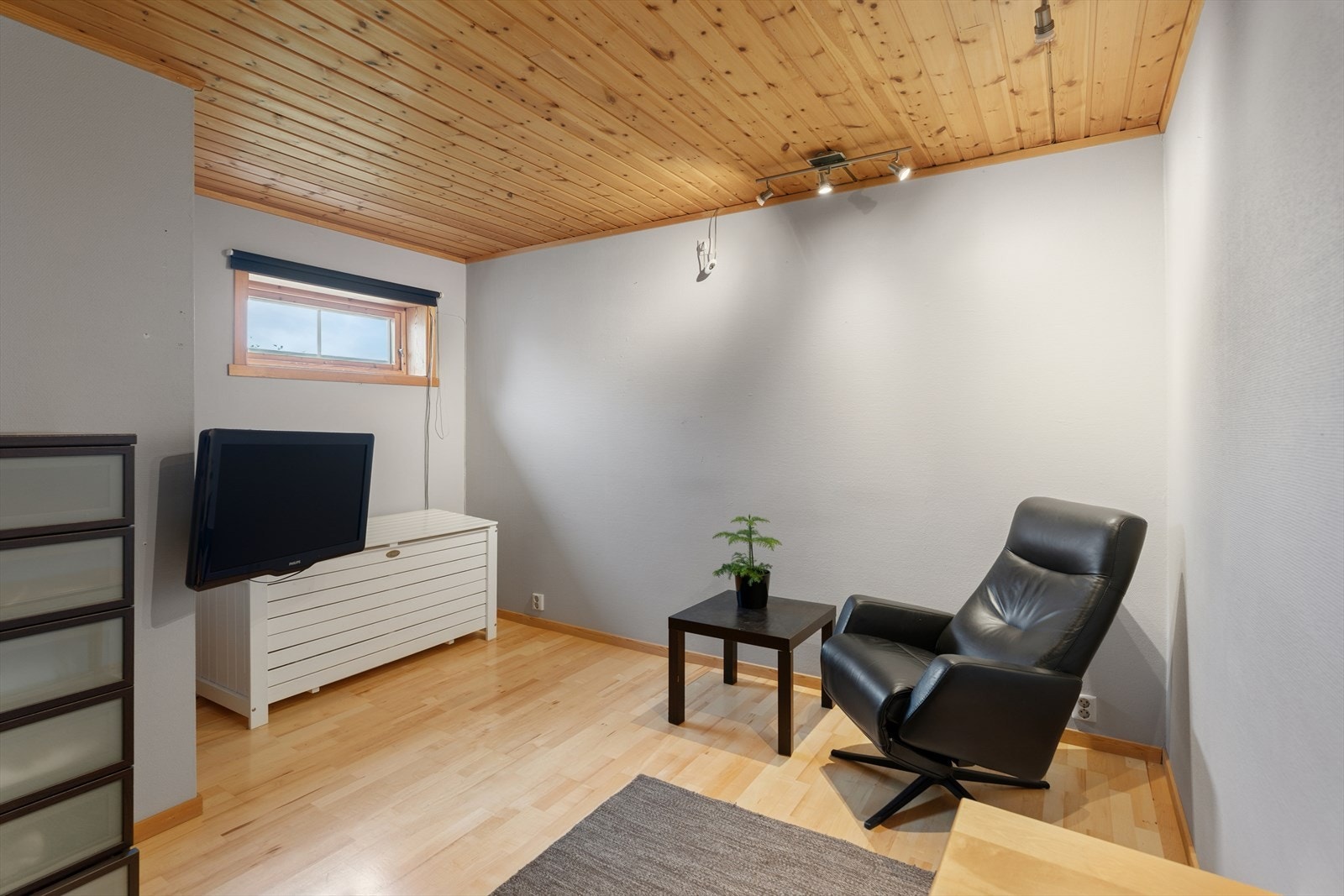 Tilleggsdel innredet som kjellerstue- ikke bruksendret eller godkjent som rom for varig opphold, se punkt "Ferdigattest". Galleribilde