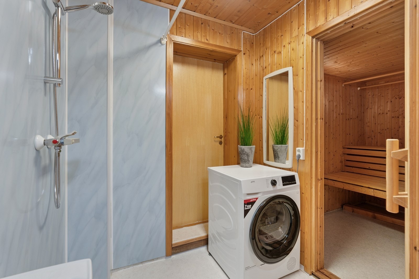 Bad i kjeller består av servant montert på vegg og dusjhjørne med dusjforheng. Galleribilde