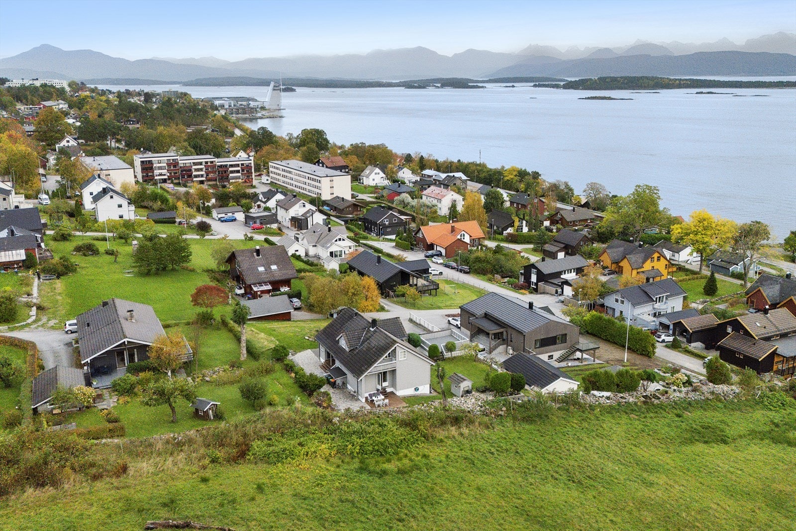 Johannes Bjordals veg 10 er beliggende i et veletablert boligfelt på Bjørset ca. 2 km fra Molde sentrum. Galleribilde