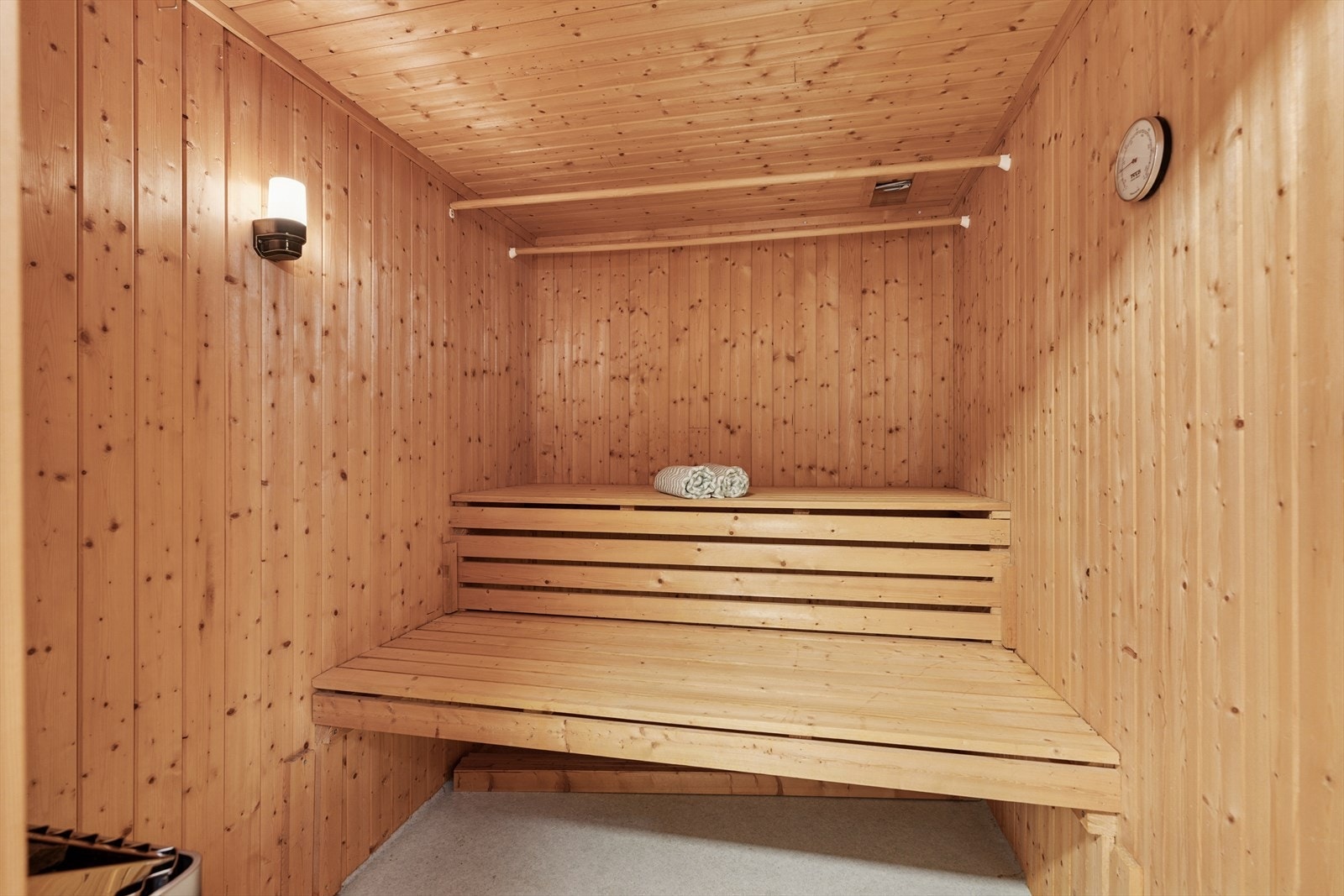 Tilknyttet badet er en plassbygd badstue med belegg på gulvet og ubehandlet treverk på veggene og i himlingen. Galleribilde