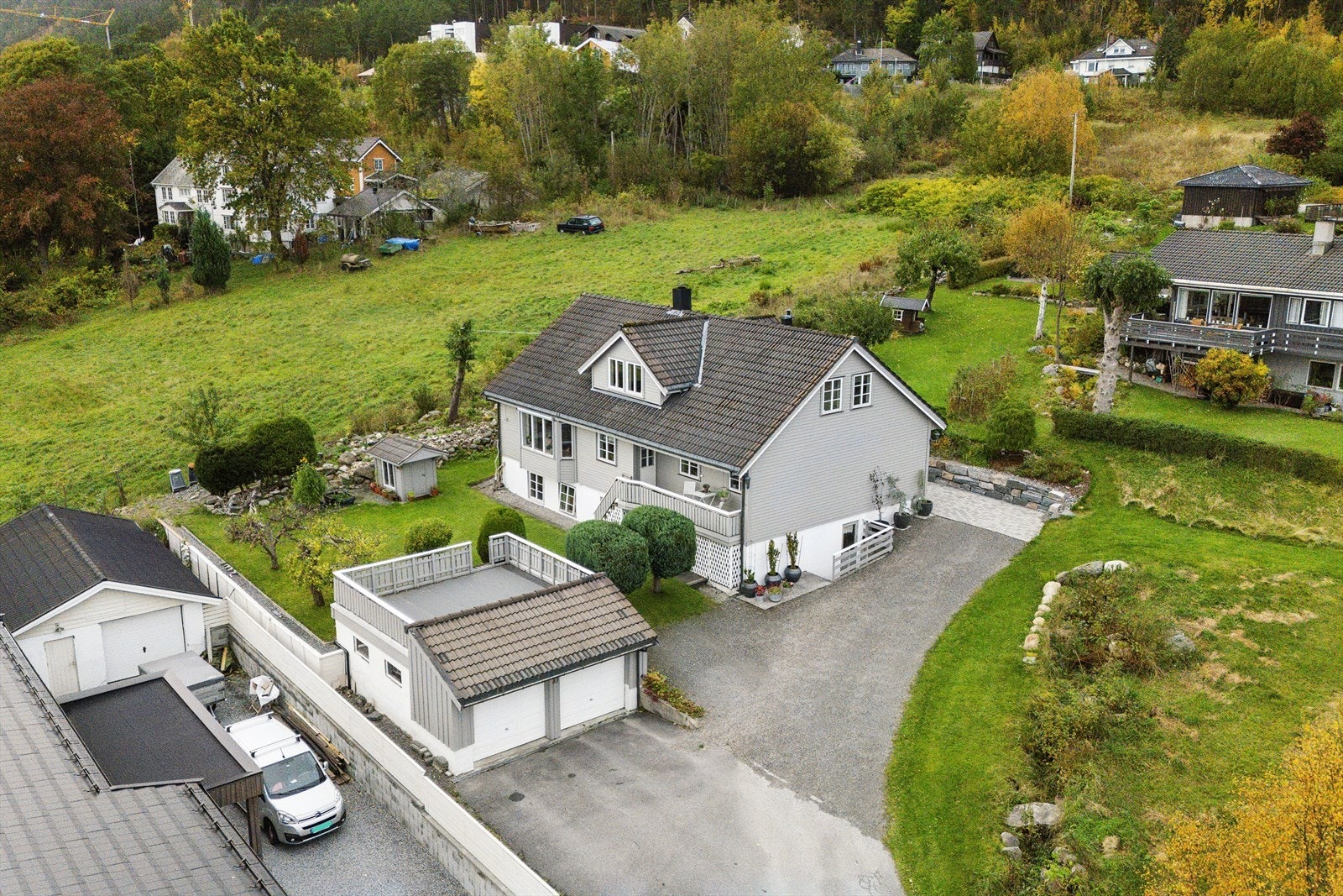 På eiendommen finnes også en dobbeltgarasje med takterrasse. Galleribilde