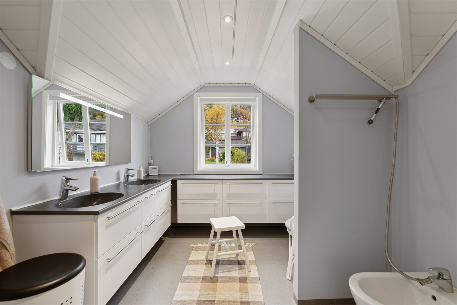 Badet i andre etasje har vegger kledd med malte plater og gulvbelegg med gulvvarme. Galleribilde