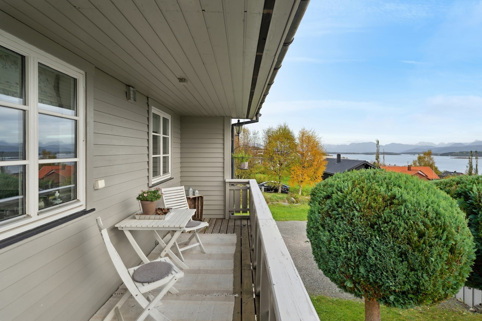 Fra kjøkkenområde er det også tilgang til en herlig uteplass. Galleribilde