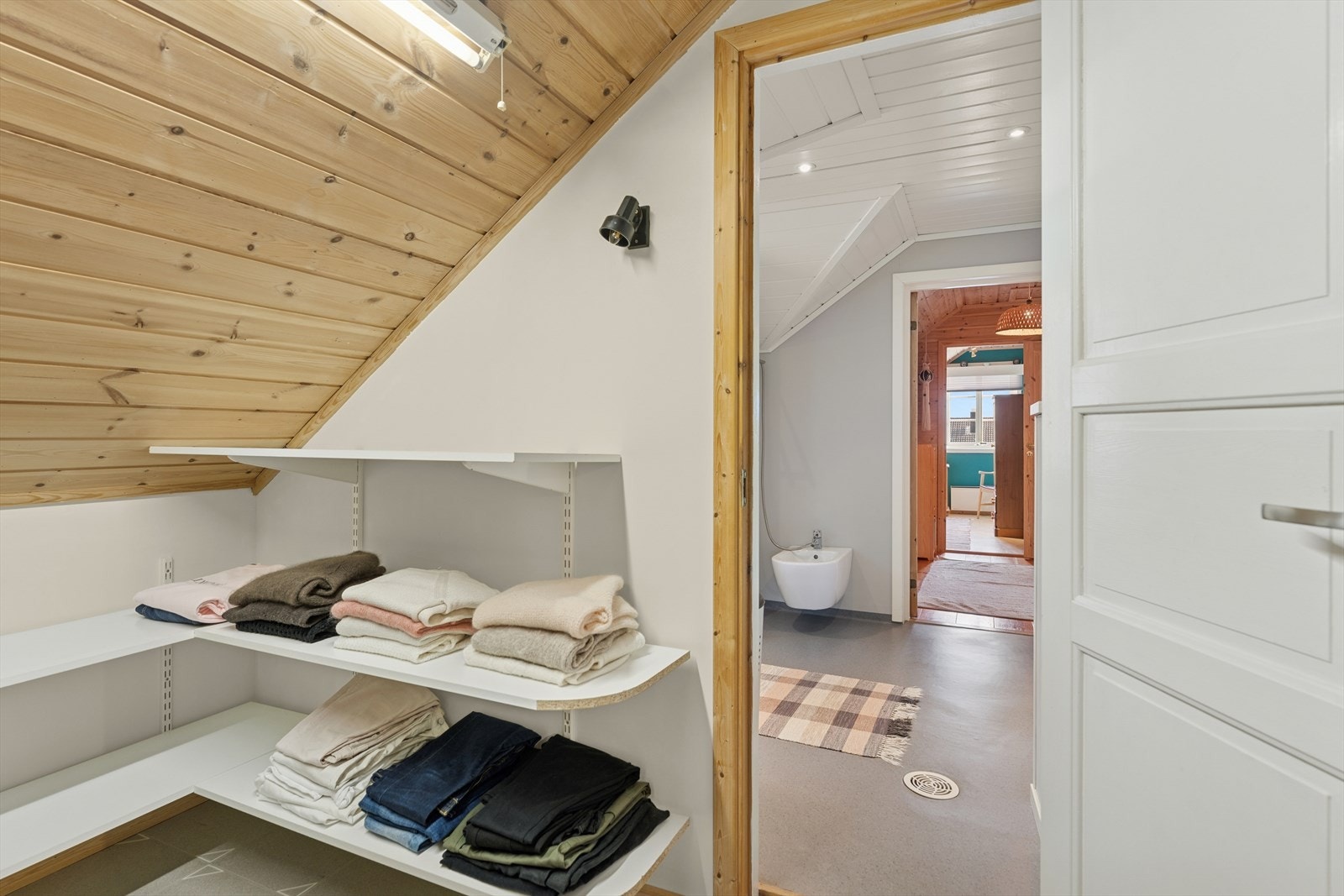 Hovedsoverommet er tilknyttet et praktisk omkledningsrom. Galleribilde