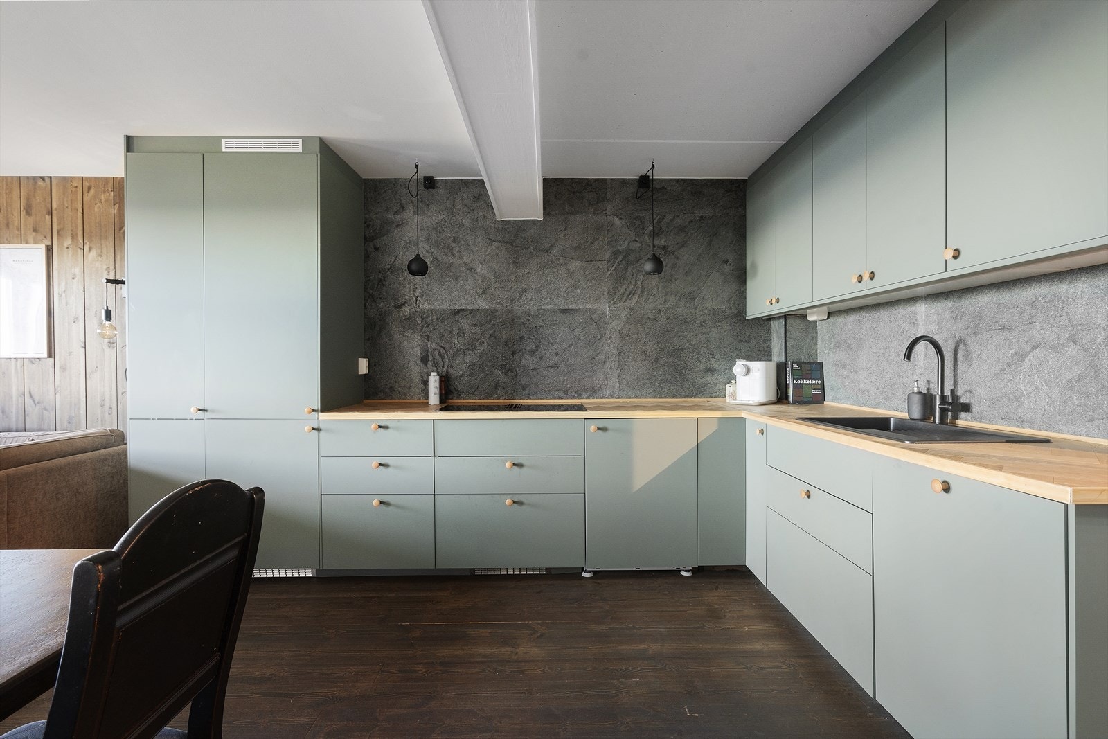 Kjøkkenet byr på rikelig med oppbevaringsplass Galleribilde