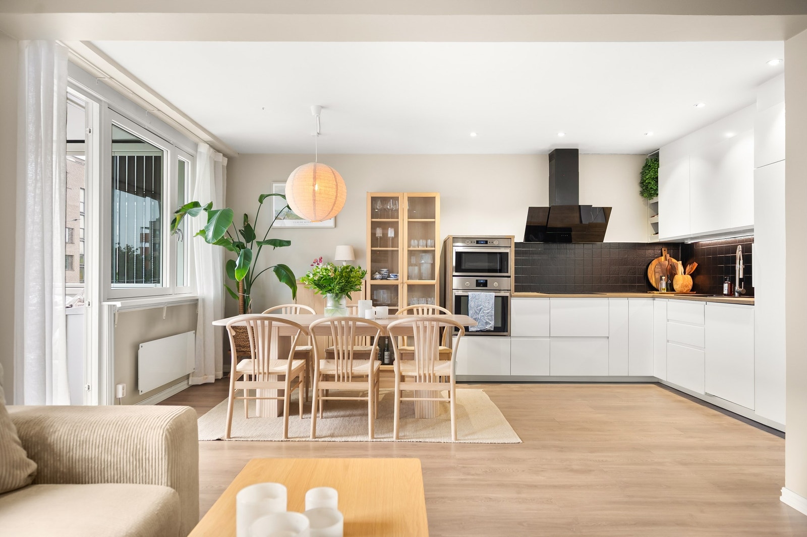 I tilknytning til kjøkkenet er det en naturlig og fin plass for å innrede med spisebord. Galleribilde