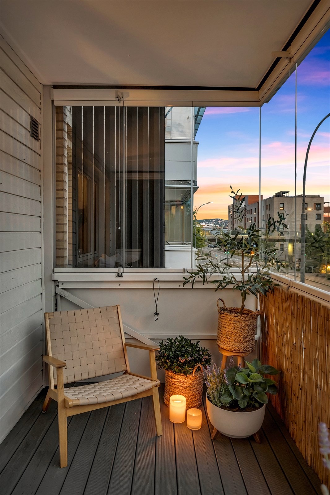Balkongen er innglasset, noe som gir deg muligheten til å bruke den både på solfylte sommerdager og når været ikke spiller helt på lag. Galleribilde
